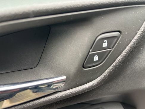 Used 2025 Chevrolet Trax RS w/ Sunroof Package image 13