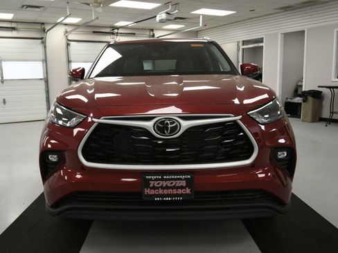 New 2023 Toyota Highlander XLE image 2