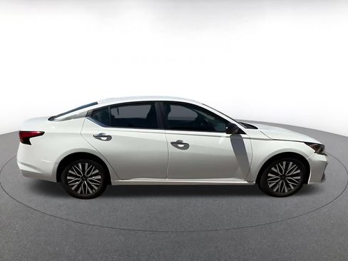 Used 2025 Nissan Altima 2.5 SV FWD image 15