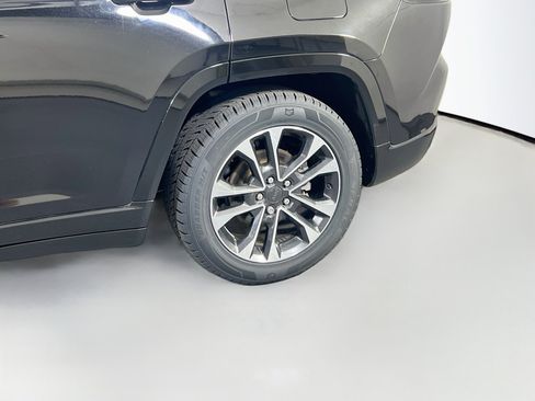 Used 2022 Jeep Grand Cherokee Overland w/ Luxury Tech Group IV AWD/4WD image 31
