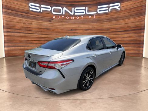 Used 2020 Toyota Camry SE w/ Convenience Package FWD image 7