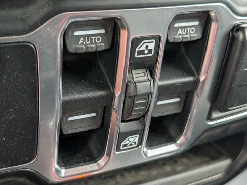 Used 2019 Jeep Wrangler Unlimited Sport S AWD/4WD image 13