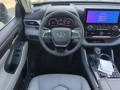 New 2026 Toyota Highlander Platinum image 16