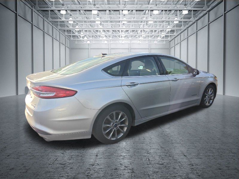Used 2017 Ford Fusion SE FWD image 4