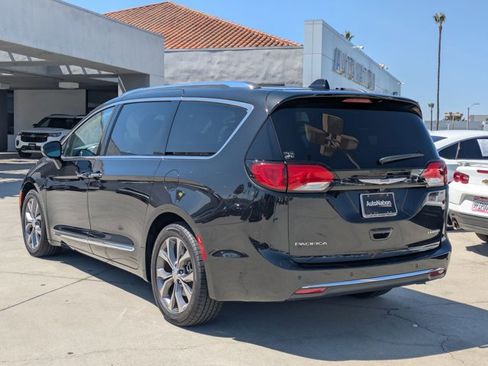 Used 2017 Chrysler Pacifica Limited FWD image 8