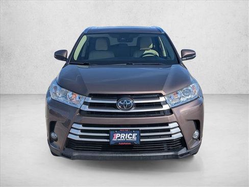 Used 2017 Toyota Highlander XLE image 2