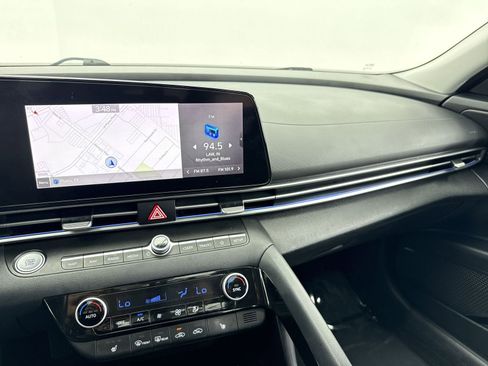 Used 2022 Hyundai Elantra Limited w/ Preferred Accessory Package image 17