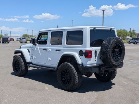Used 2018 Jeep Wrangler Unlimited Sahara AWD/4WD image 3