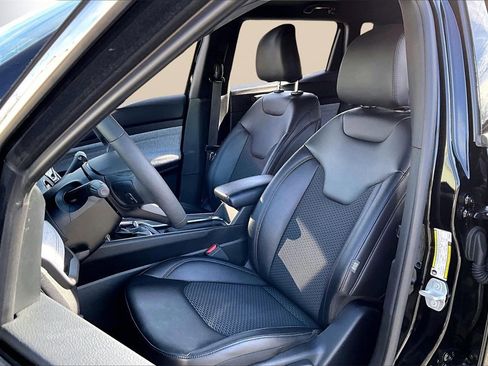 Certified 2025 Jeep Compass Latitude image 19