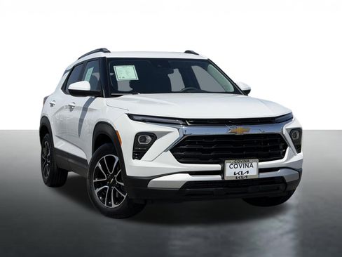 Used 2025 Chevrolet TrailBlazer LT FWD image 2