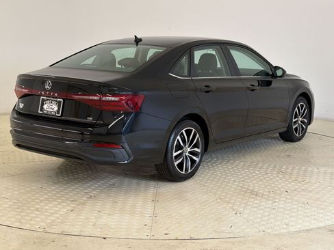 Used 2025 Volkswagen Jetta SE FWD image 9
