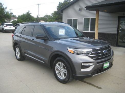 Used 2022 Ford Explorer XLT w/ Equipment Group 202A AWD/4WD image 2