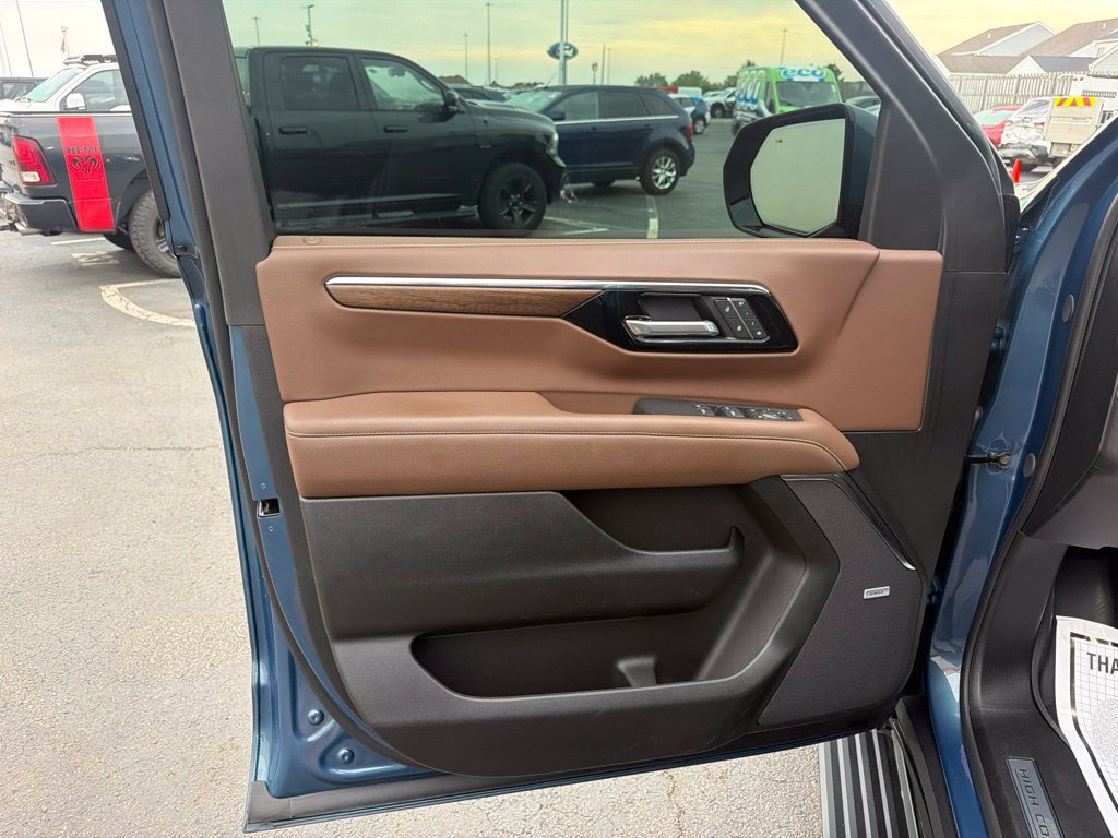 Used 2025 Chevrolet Tahoe High Country AWD/4WD image 19