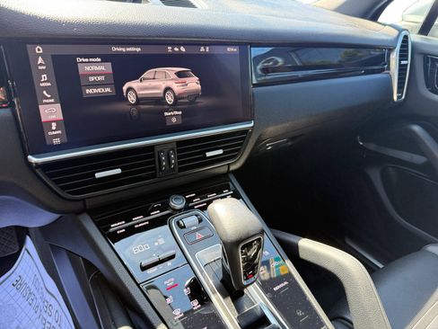 Used 2021 Porsche Cayenne AWD/4WD image 12