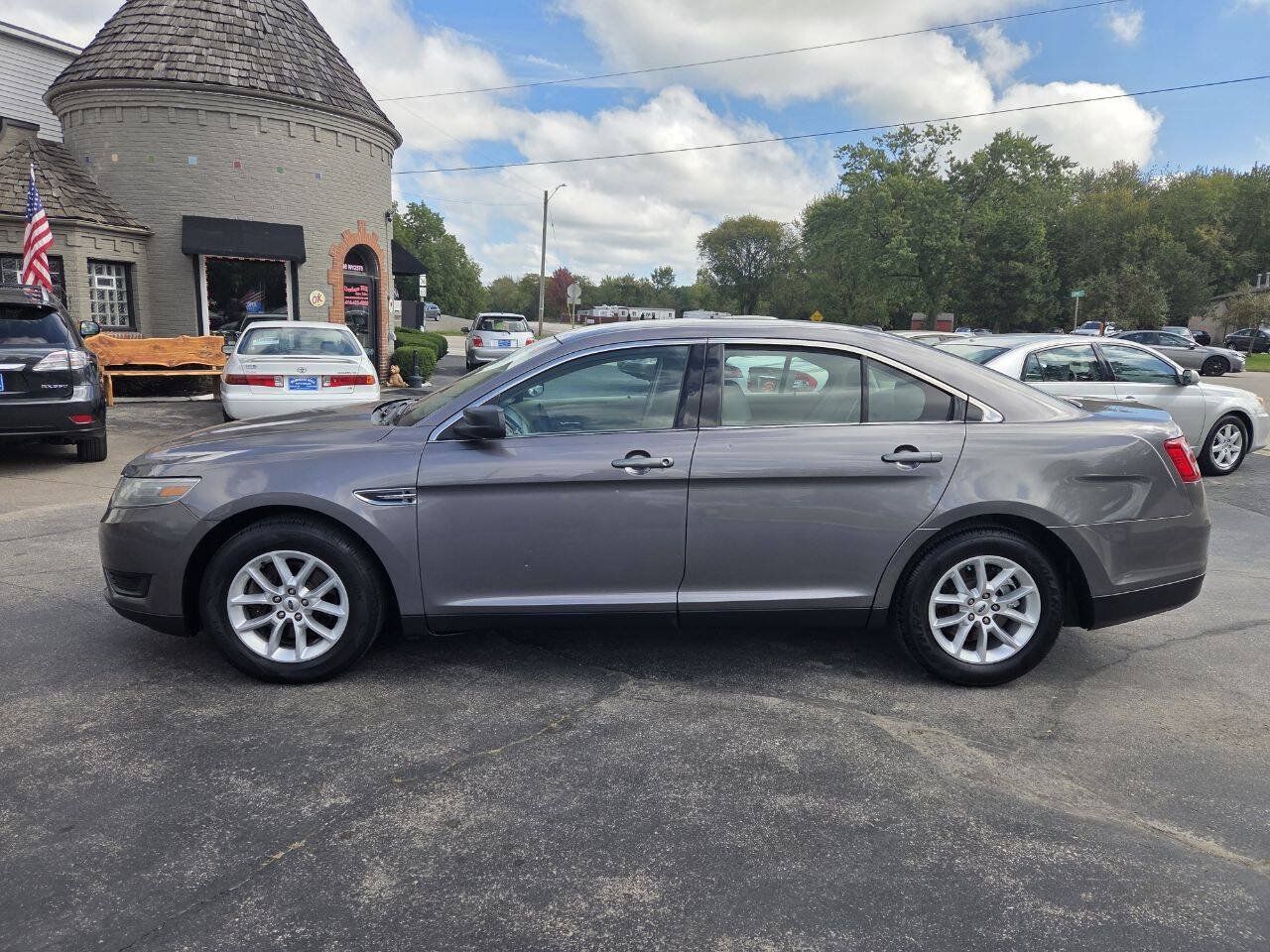 Used 2013 Ford Taurus SE FWD image 3
