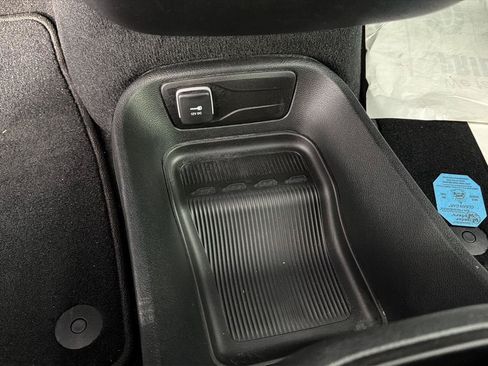Used 2025 Chrysler Pacifica Select FWD image 33