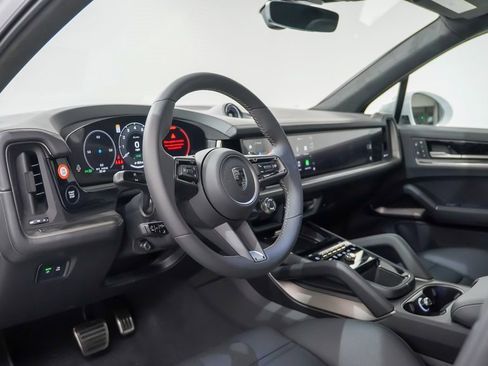 New 2025 Porsche Cayenne Turbo image 4