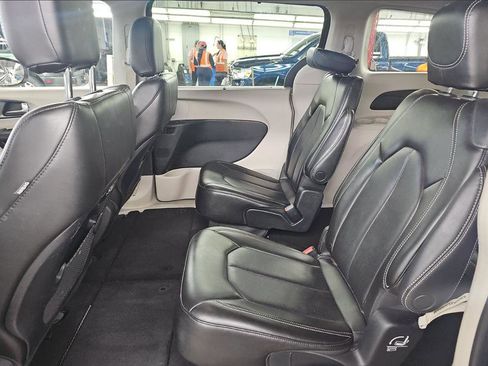Used 2023 Chrysler Pacifica Touring-L FWD image 6