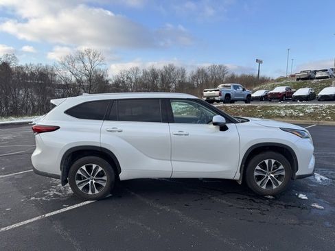 Used 2022 Toyota Highlander XLE image 2