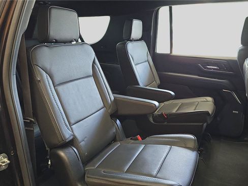 Used 2025 GMC Yukon XL Denali AWD/4WD image 17