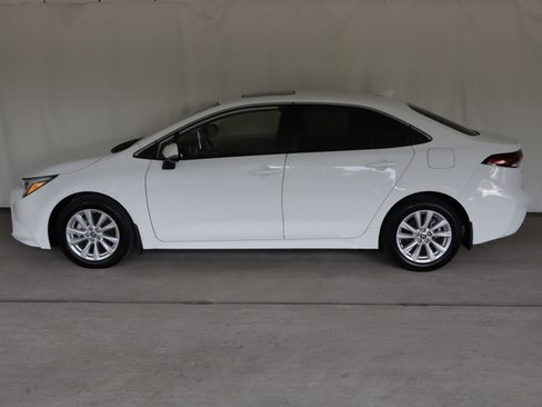 Used 2025 Toyota Corolla XLE FWD image 27