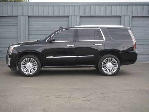 Used 2018 Cadillac Escalade Platinum AWD/4WD image 2