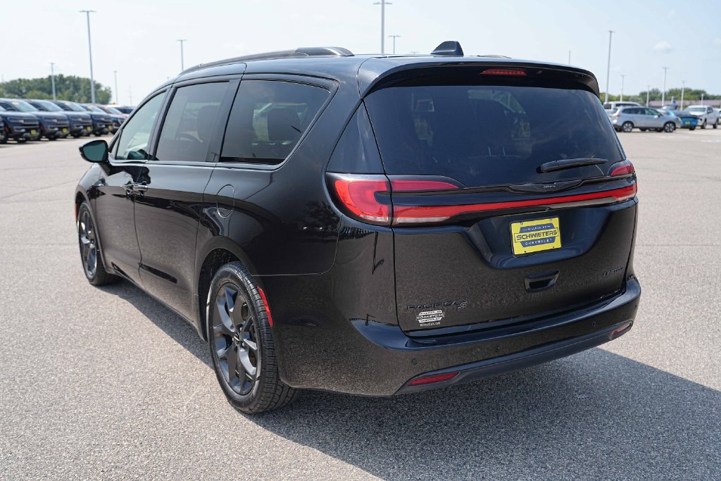 Used 2025 Chrysler Pacifica Limited FWD image 9