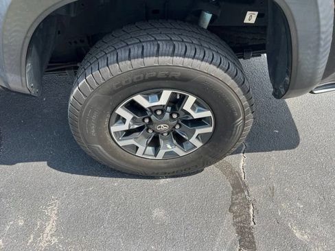 Used 2017 Toyota Tacoma TRD Off-Road w/ Premium & Technology Package RWD image 14