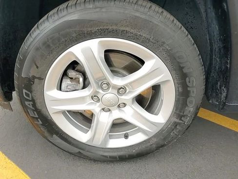 Used 2023 Jeep Compass Sport image 8