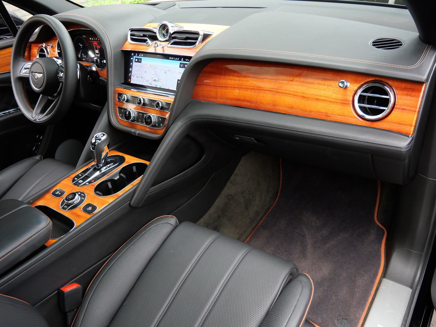 Used 2022 Bentley Bentayga AWD/4WD image 2