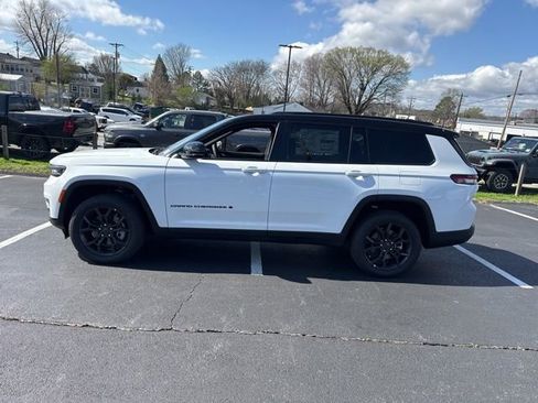 New 2025 Jeep Grand Cherokee L Limited w/ Trailer Tow Package AWD/4WD image 4