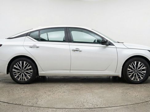 Used 2025 Nissan Altima 2.5 SV FWD image 11