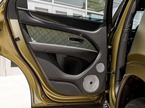Used 2024 Bentley Bentayga image 46