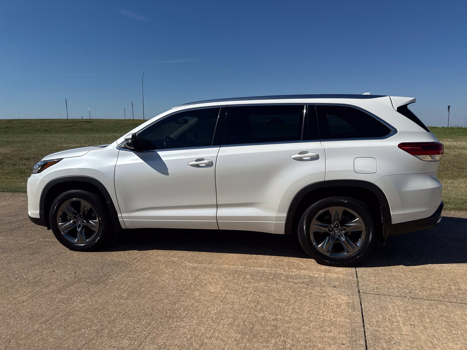 Used 2018 Toyota Highlander Limited Platinum w/ Carpet Mat Package (TMS) AWD/4WD image 6