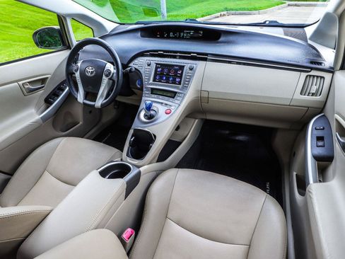 Used 2013 Toyota Prius Five w/ Advanced Technology Pkg FWD image 29