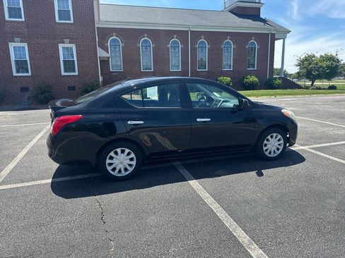 Used 2014 Nissan Versa SV FWD image 4