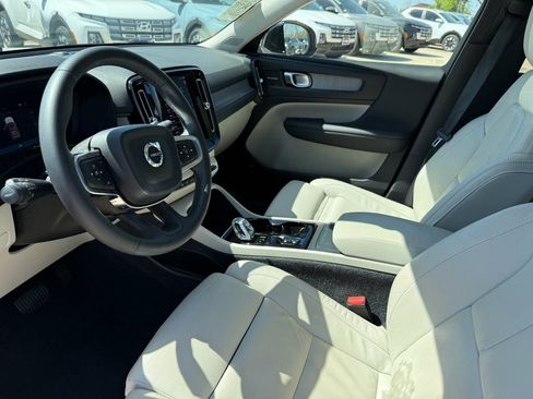 Used 2023 Volvo XC40 B4 Ultimate image 8