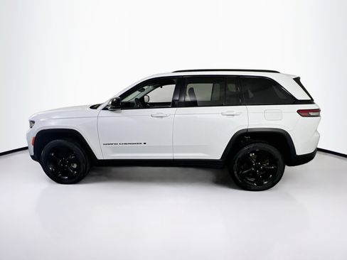 Used 2023 Jeep Grand Cherokee Limited w/ Black Appearance Package image 8