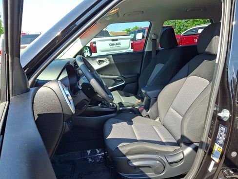 Used 2025 Kia Soul LX FWD image 13