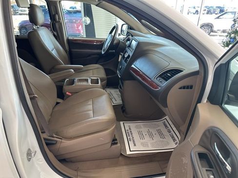 Used 2016 Chrysler Town & Country Touring image 20