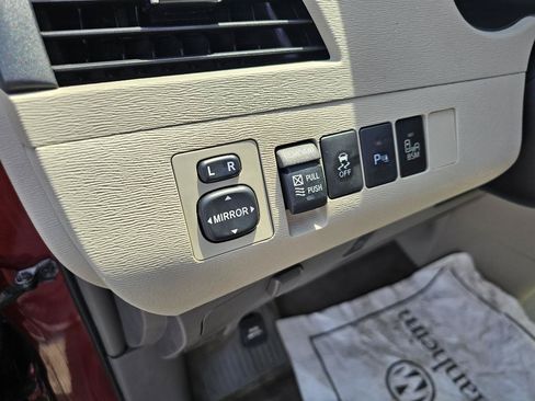 Used 2014 Toyota Sienna XLE w/ Entertainment Package FWD image 14