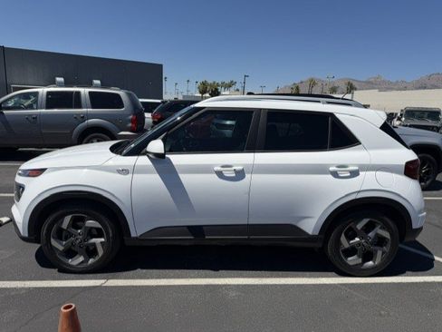 Used 2024 Hyundai Venue SEL FWD image 1