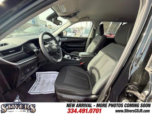 Used 2023 Jeep Grand Cherokee Laredo image 9