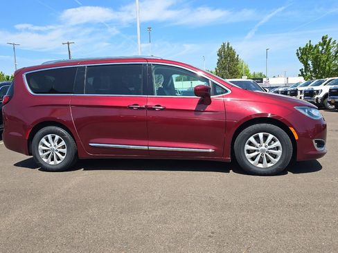 Used 2018 Chrysler Pacifica Touring-L FWD image 3