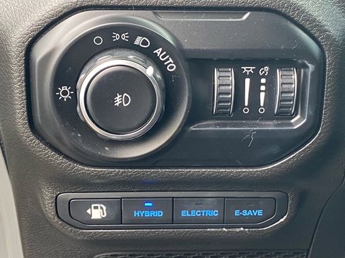 Used 2022 Jeep Wrangler Unlimited Sahara w/ Safety Group AWD/4WD image 16