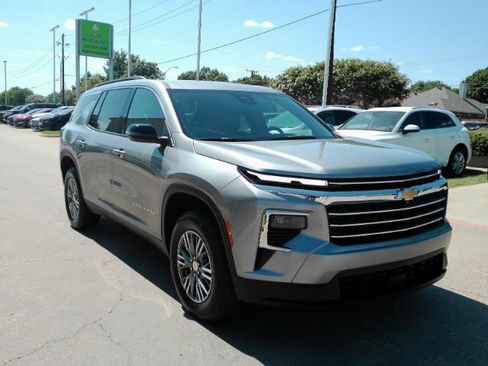 Used 2026 Chevrolet Traverse LT FWD image 4