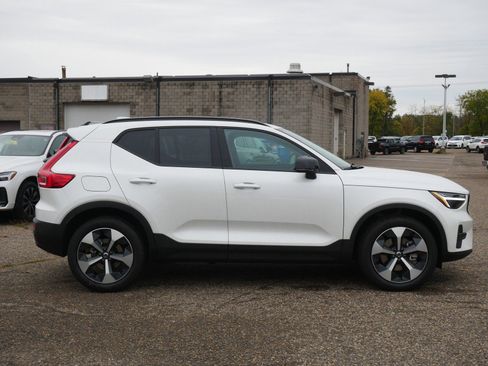 New 2026 Volvo XC40 B5 Core w/ Climate Package image 2
