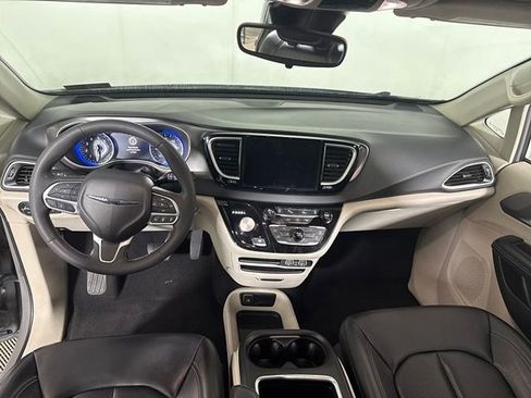 Used 2023 Chrysler Pacifica Touring-L FWD image 9