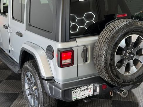 Used 2022 Jeep Wrangler Unlimited Sahara w/ Cold Weather Group AWD/4WD image 9