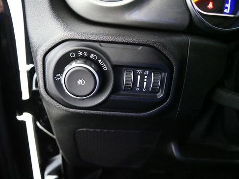 Used 2019 Jeep Wrangler Unlimited Sahara w/ Safety Group AWD/4WD image 26